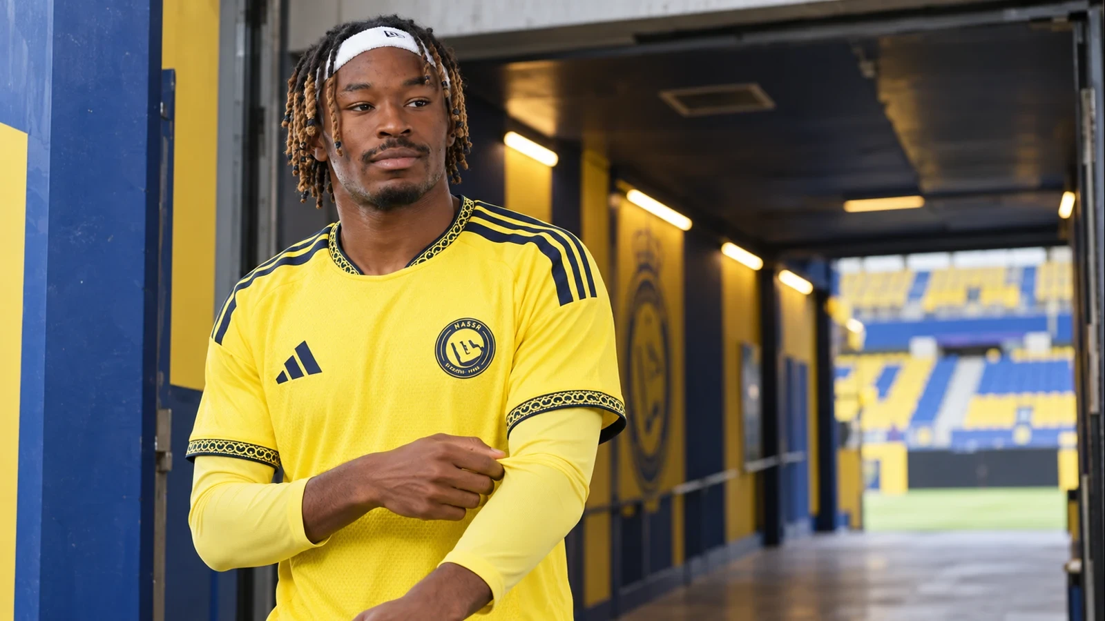 Mohamed Simakan dẫn bóng tiến lên trong buổi tập của Al Nassr