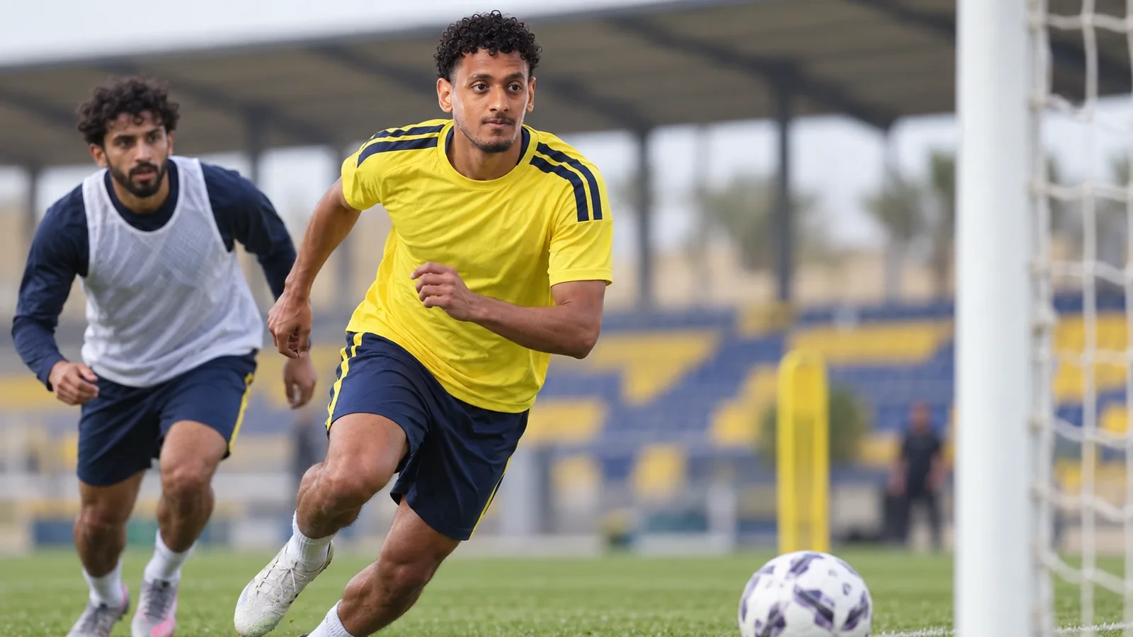 Mohammed Marran thực hiện đường chạy cắt vào cột gần trong buổi tập Al Nassr