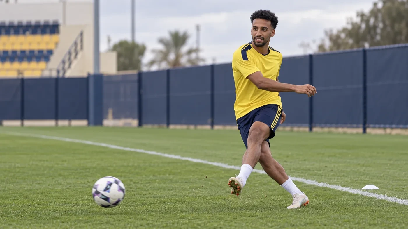 Salem Al-Najdi thực hiện quả tạt thấp trong buổi tập Al Nassr