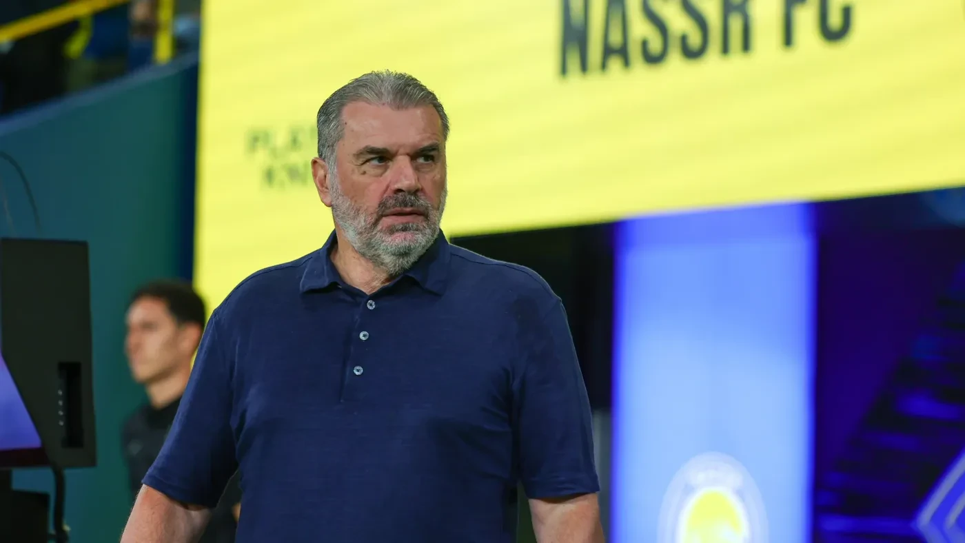 Ange Postecoglou quan sát Al Nassr từ khu kỹ thuật mùa 2026-27