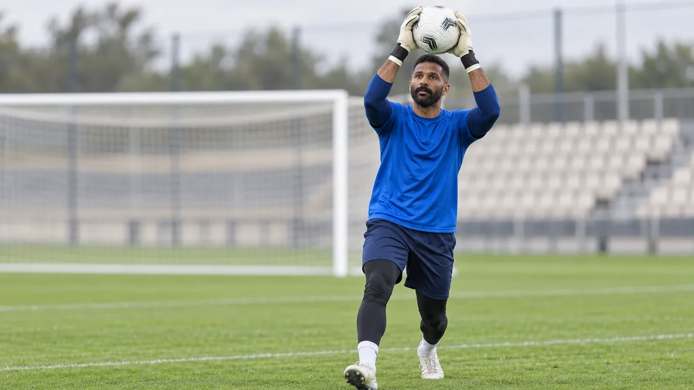 Mohammed Al-Owais bắt bóng bổng trong buổi tập của Al Hilal