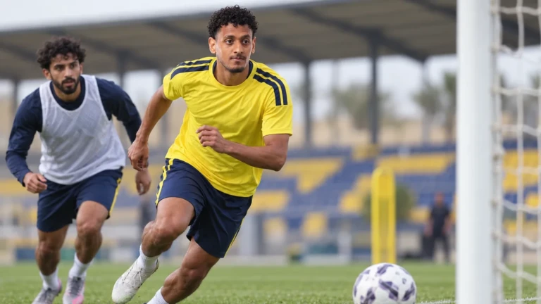 Mohammed Marran thực hiện đường chạy cắt vào cột gần trong buổi tập Al Nassr